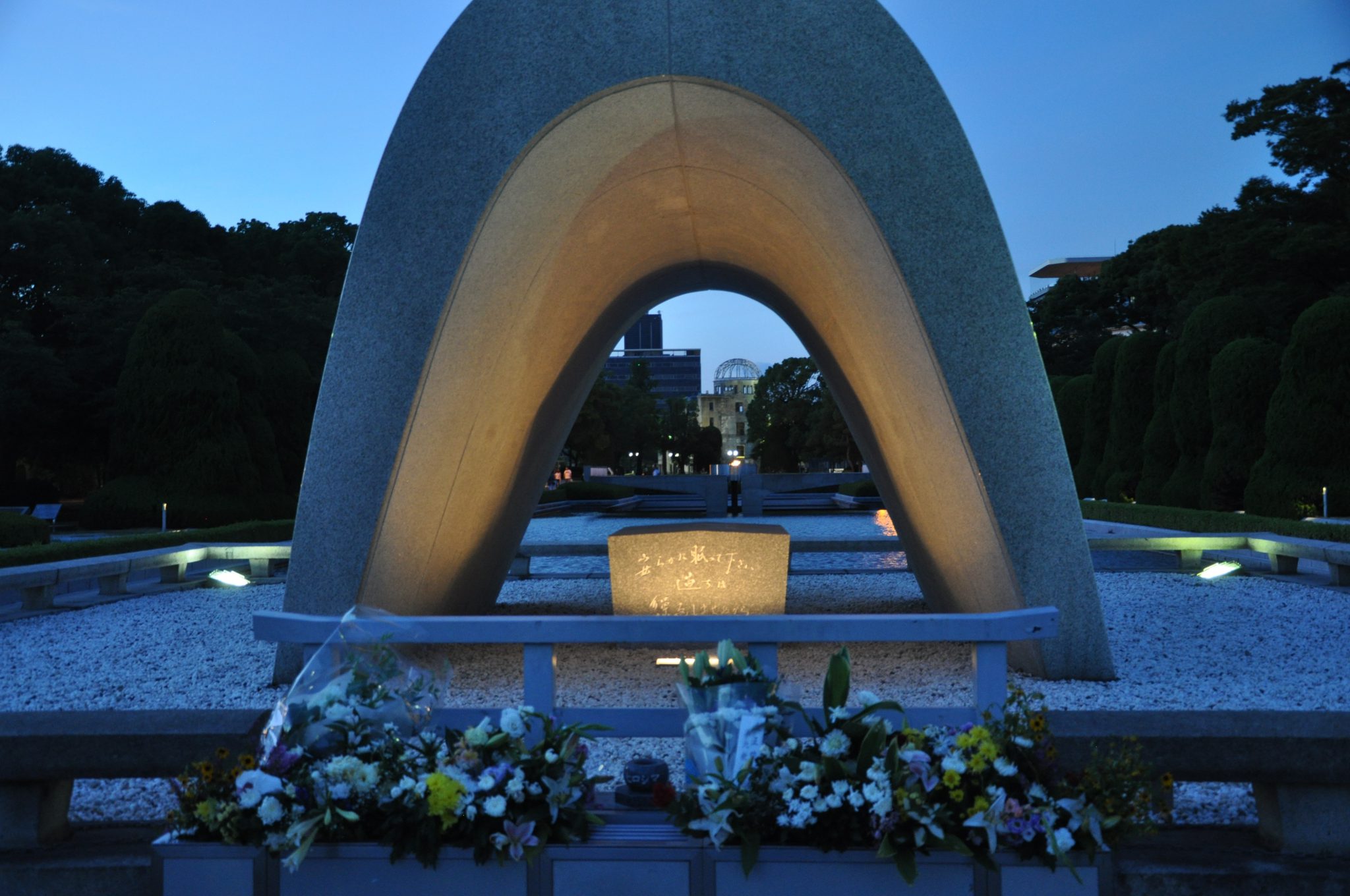 Hiroszima - Cenotaf, w tle Płomień pokoju i Atomic Bomb Dome