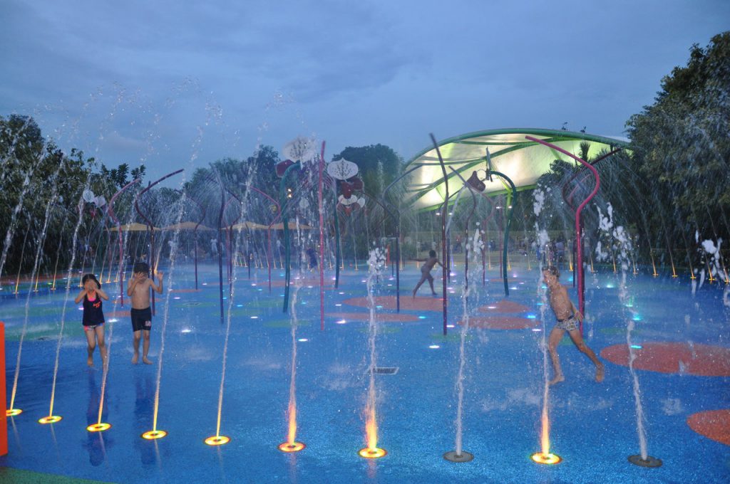 Zabawy na wodnym placu zabaw w Gardens by the Bay w Singapurze