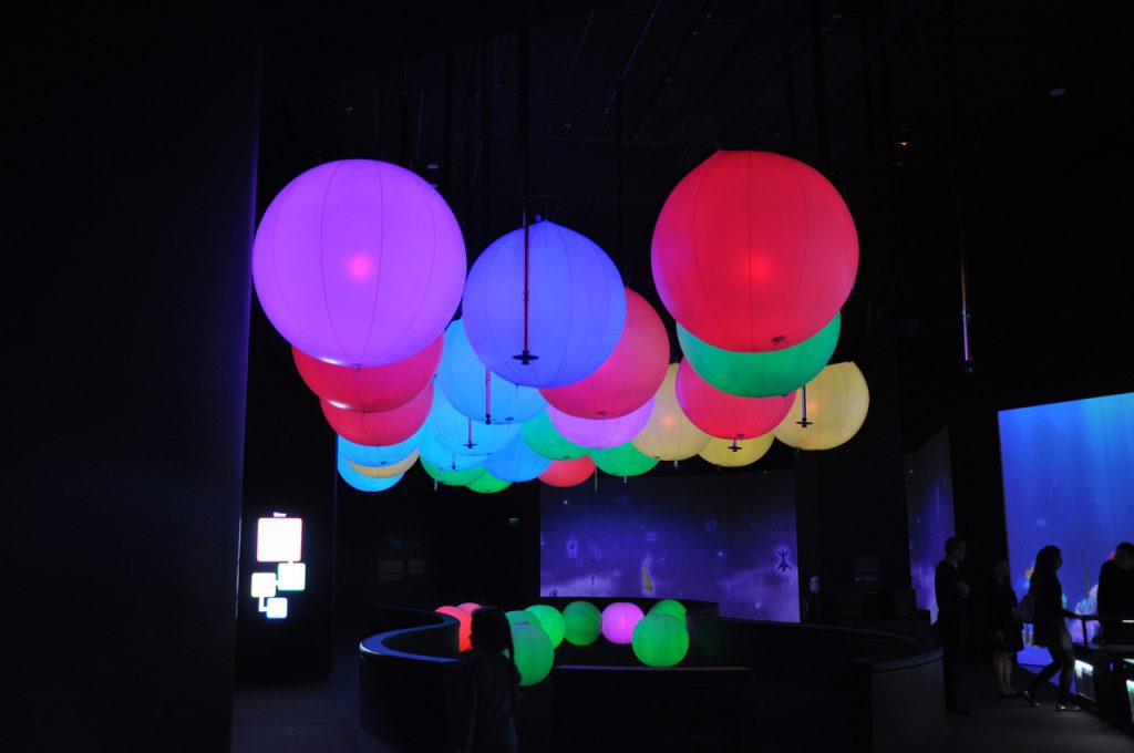 Świetlne piłki w ArtScience Museum