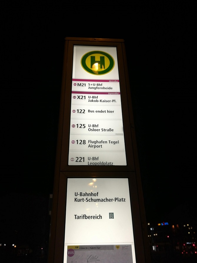 Tablica informacyjna na przystanku przed centrum handlowym Der Clou